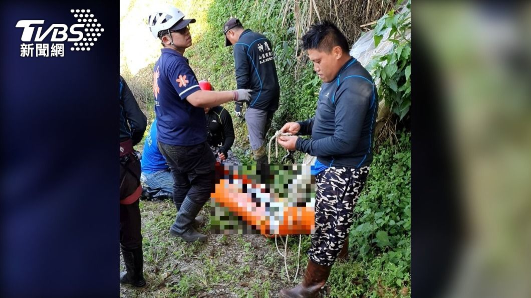 救難人員將遺體搬運下山。（圖／南投縣政府消防局）