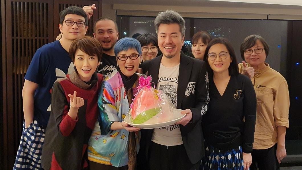 黃國倫（中）在好友祝福下歡度生日。（圖／寇乃馨提供）