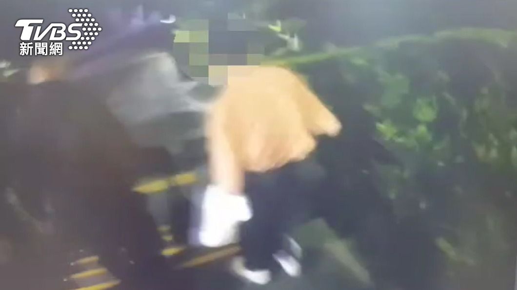 北投警方到場將郭姓男子帶回偵辦。（圖／TVBS）