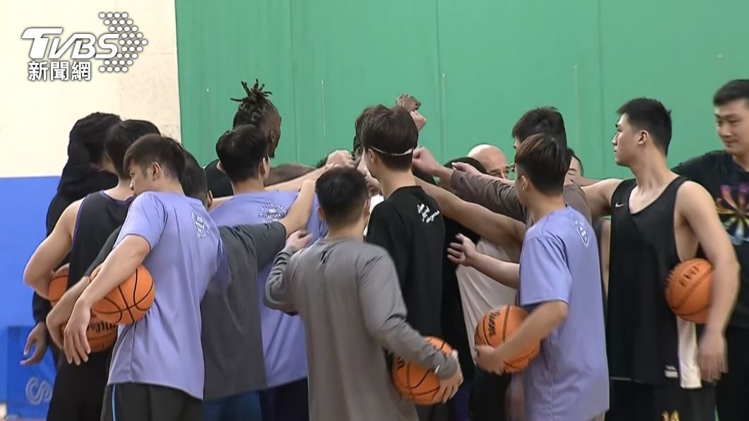 霍華德和隊友互相打氣。（圖／TVBS）