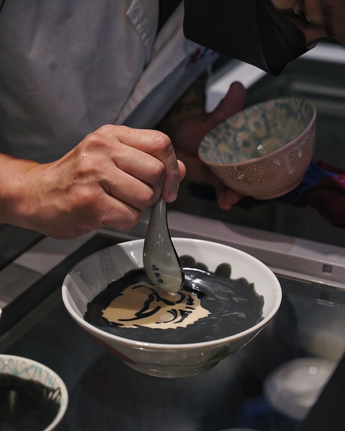 選擇雙口味的品項，還可以獲得老闆的「隨機作畫」。（圖／阿華田的美食日記提供）