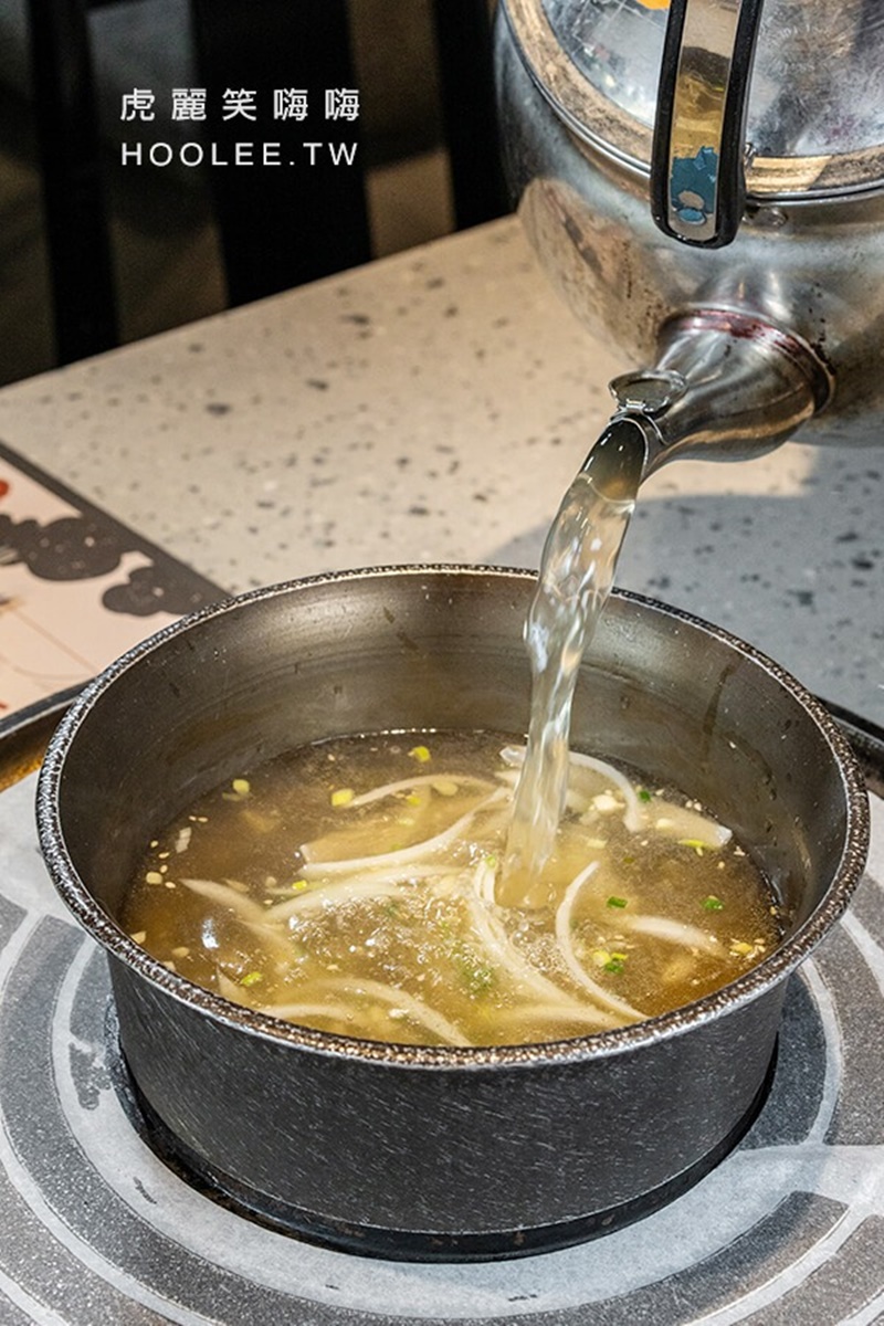 「古早味爆炒洋蔥雞湯」香噴噴的讓人胃口大開。(圖/虎麗笑嗨嗨提供)