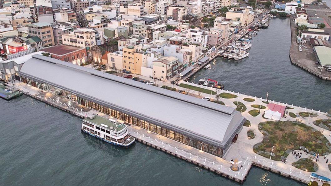 新開幕的「鼓山魚市場」就位於渡船頭旁,經過重新規畫改造,成為高雄最新地標。(圖/跟著尼力吃喝玩樂提供)