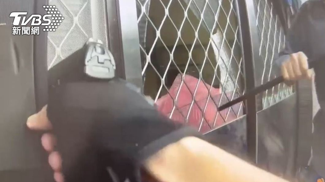 警方破窗進入嫌犯屋內。（圖／TVBS）
