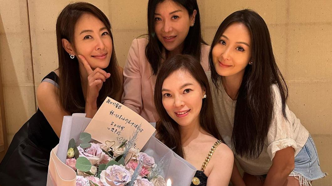 賈永婕送上一大束花。(圖/翻攝自賈永婕臉書)