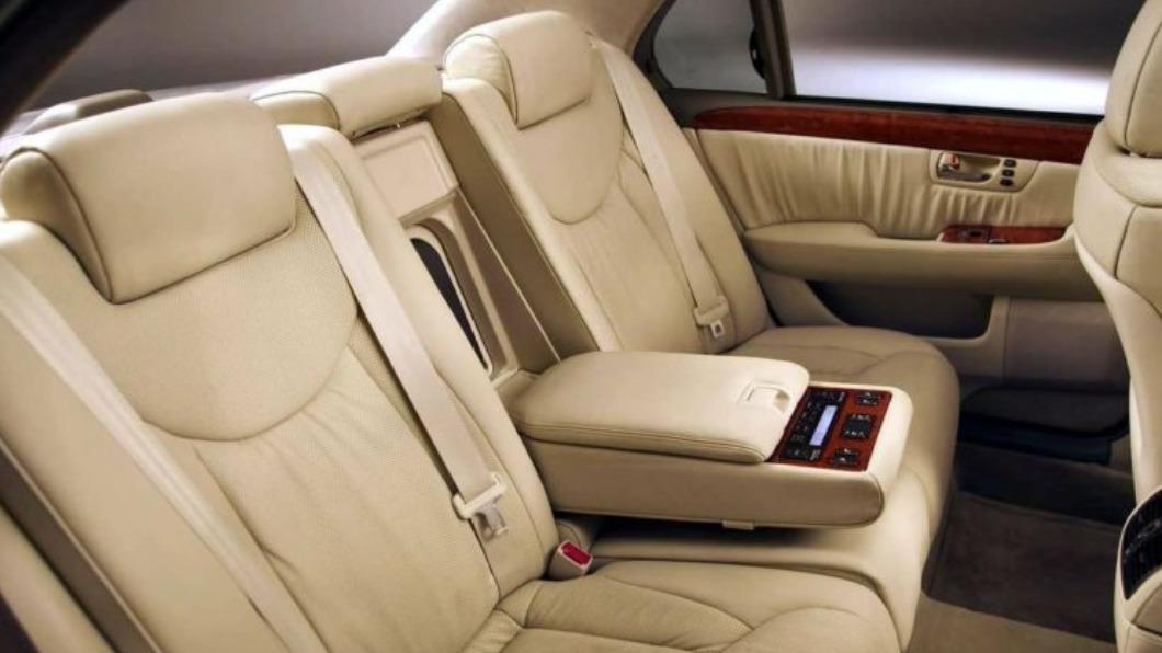 Lexus LS430提供GPS衛星導航系統、觸控螢幕、通風加熱座椅、後座按摩椅等配備。(圖/翻攝自Lexus)