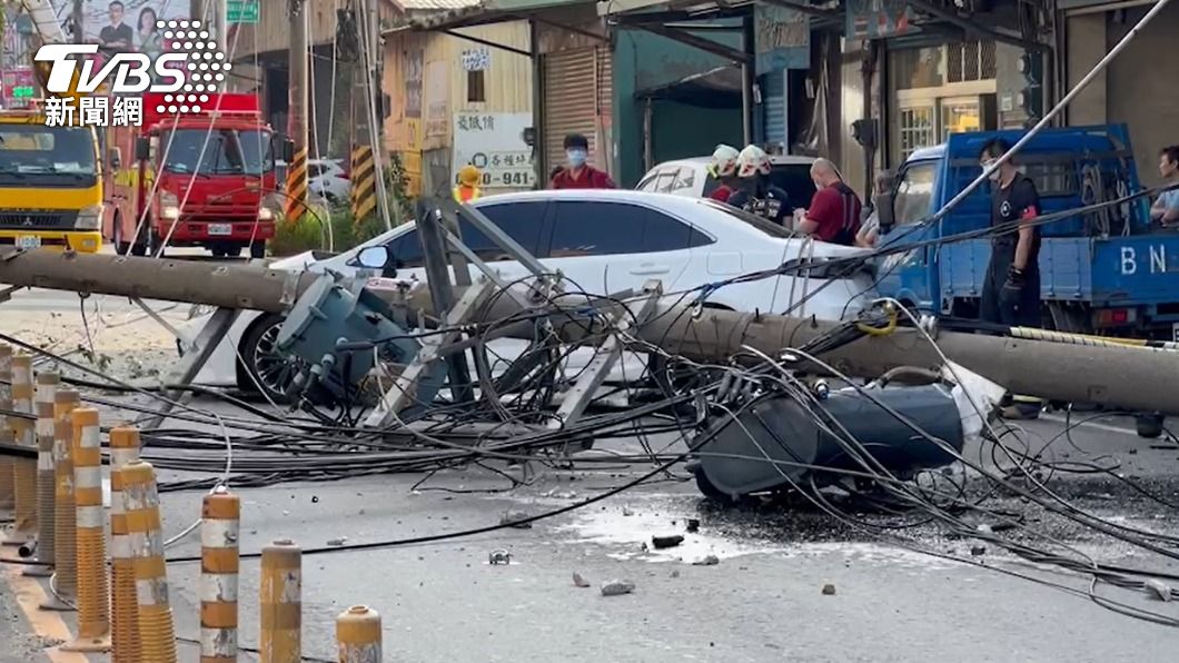 快訊／疑車速過快！撞斷電線桿「爆炸2次」　18歲男命危