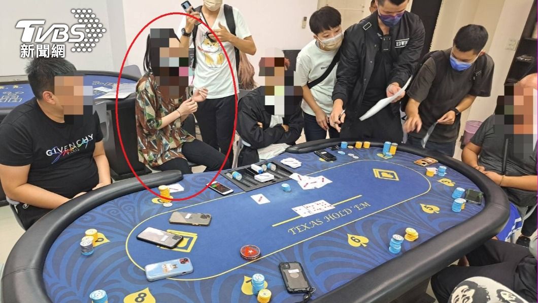 美女荷官吸睛!8賭客爽玩德州撲克 警破門全嚇傻束手就擒