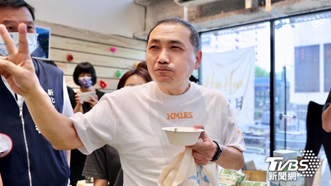 侯友宜今日出席「HouHou購物日」,由新北在地青農共同合影,希望透過電商平台效益,讓新北青農的優質農產品更廣為人知。(圖/侯友宜競辦提供)