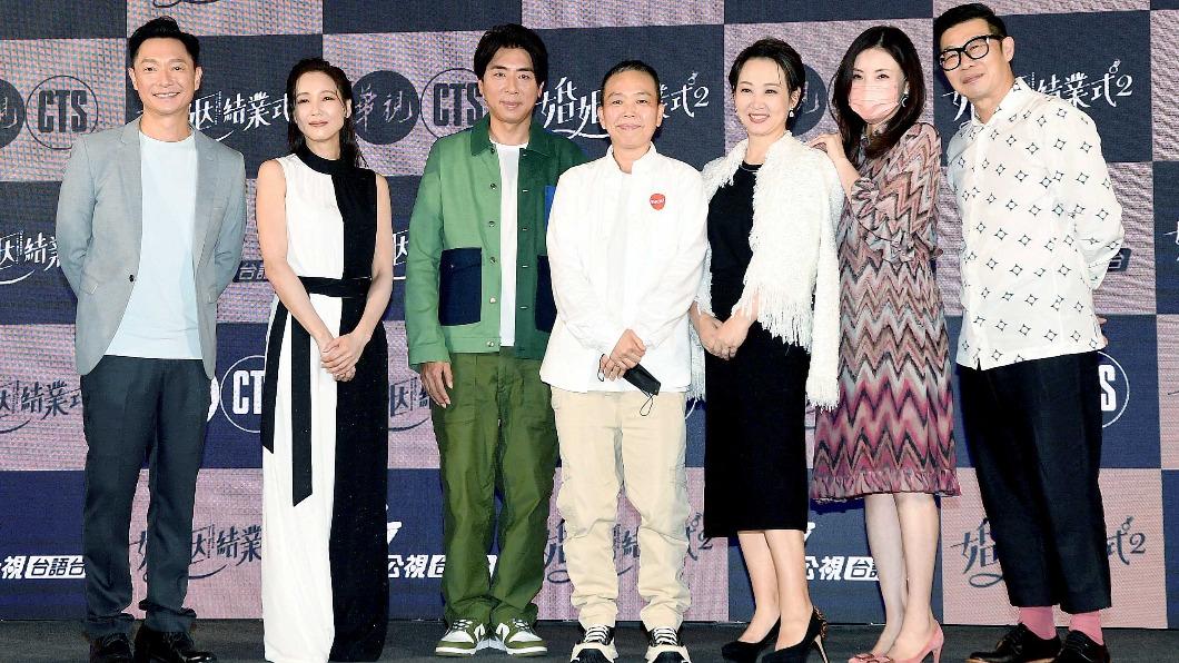 左起謝祖武、張本渝、梁赫群、製作人李慧蘭、郁方、何如芸、馬力歐。(圖/華視提供)
