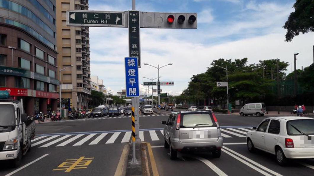 路口見「綠燈早開」！高雄人看攏嘸　官方解答：不須遲疑