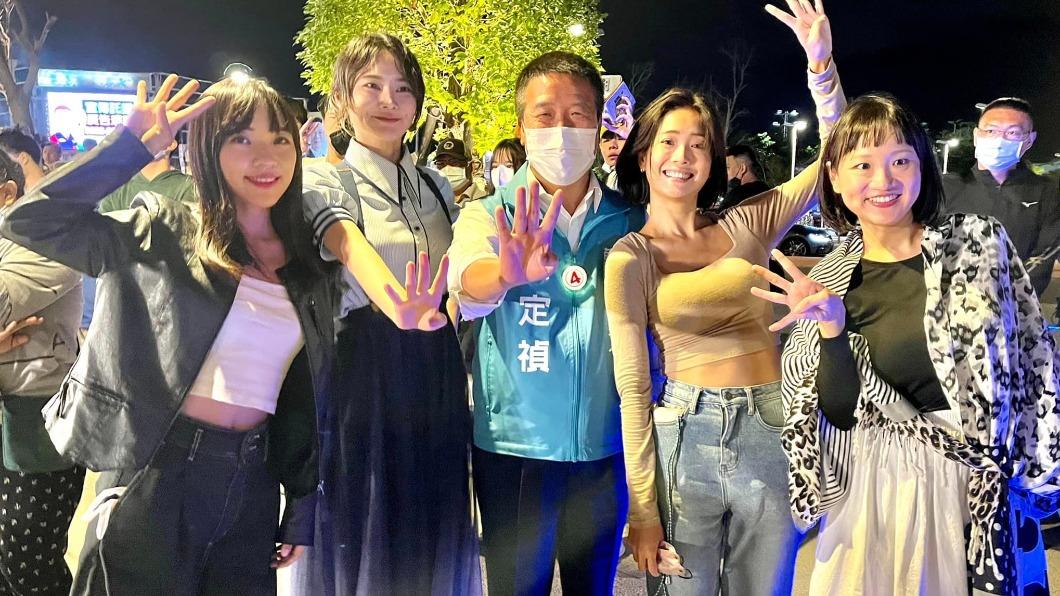 徐里唯（圖右二）美到，網友稱徐定禎（圖中）為國民岳父。（圖／翻攝自黃捷臉書）