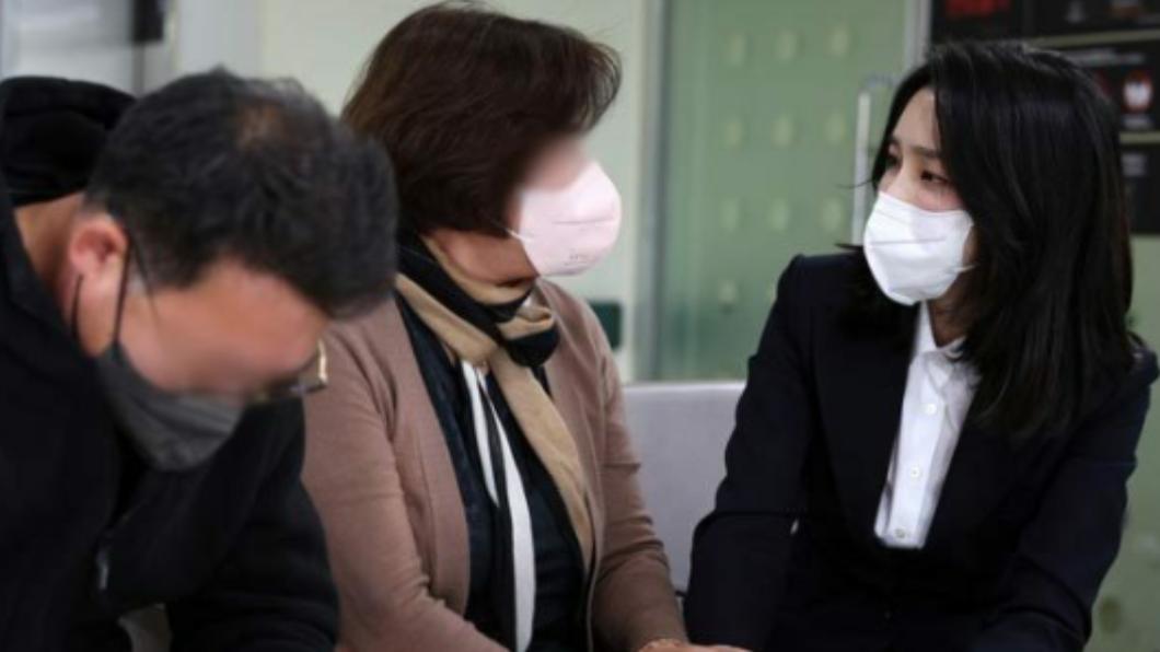 總統辦公室副發言人指出,金建希得知重傷者遭判腦死,立刻趕到醫院安慰家屬。(圖/翻攝自韓國總統辦公室)