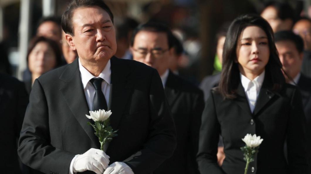 韓國總統尹錫悅與夫人金建希追悼梨泰院罹難者。(圖/翻攝自總統辦公室)