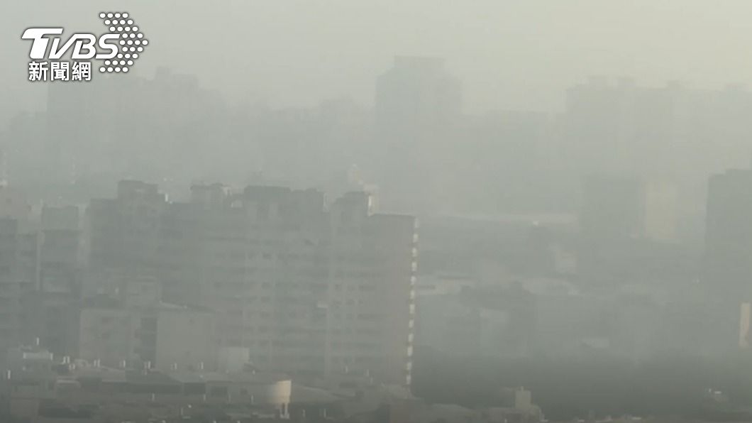 高雄一早霧茫茫!街景慘成「山水畫」 這區空氣品質亮紅燈