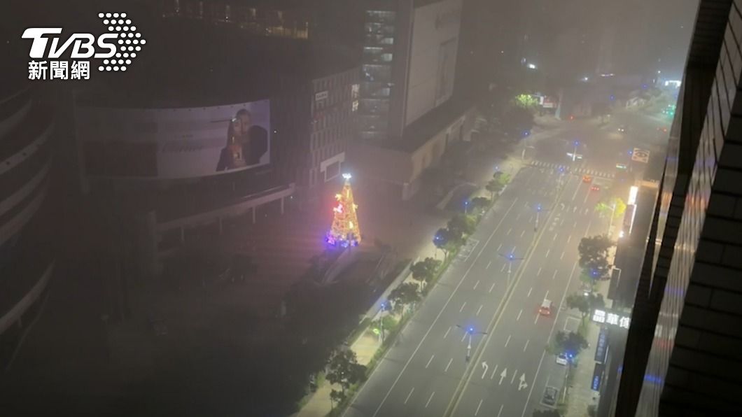 昨日深夜開始高雄街景一片霧濛濛。（圖／TVBS）