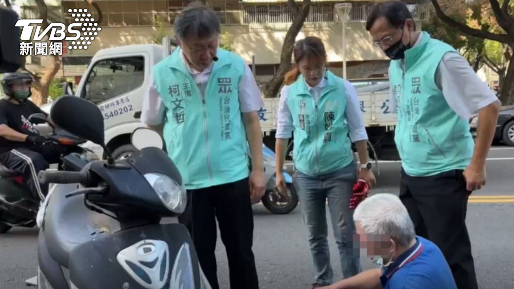 柯文哲掃街目擊車禍。（圖／TVBS）
