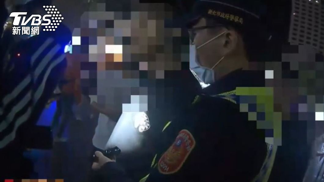 青少年抽菸還攜帶彈簧刀。（圖／TVBS）