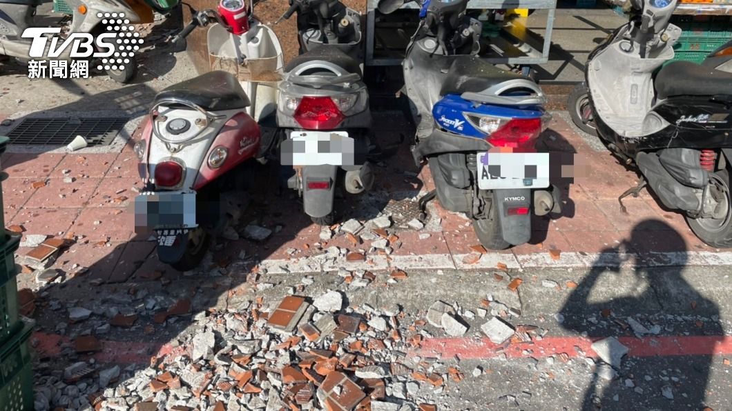 磁磚碎裂，八輛汽機車遭砸毀損。（圖／TVBS）