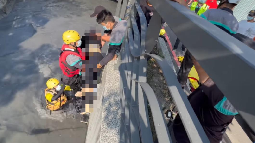 眾人合力將遺體抬上岸。（圖／翻攝自彰化縣消防局）