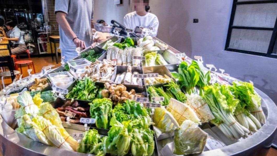 這家店的食材是放在巨大的圓椎塔中。（圖／饗食客棧。淘氣猴VS肥獅子的旅食天堂提供）