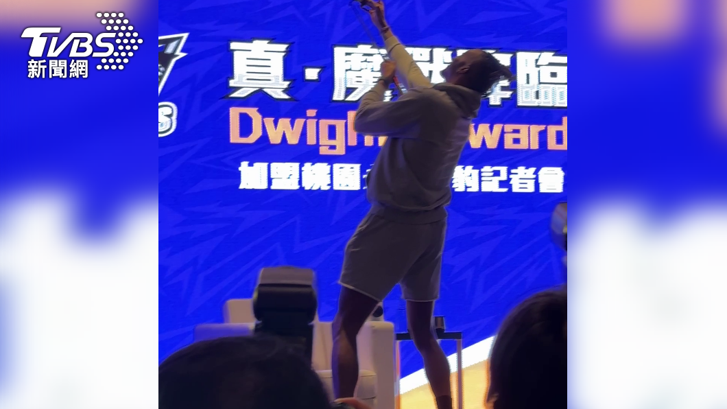 霍華德在記者會最後和媒體玩自拍。(圖/葉韋辰攝)