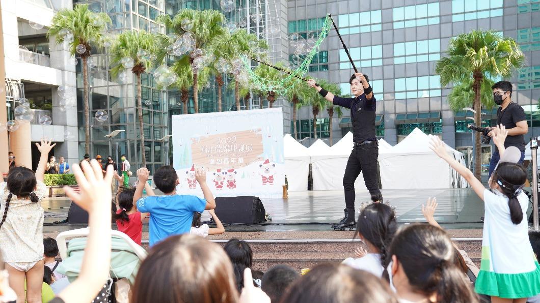 魔術師帶來眼花撩亂的泡泡魔術表演。(圖/新北觀旅局提供)
