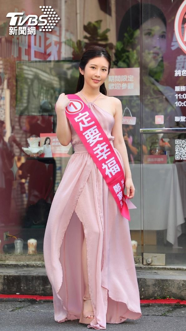 鄭家純披著總統蔡英文送的紅布條出場。(圖/黃城碩攝)
