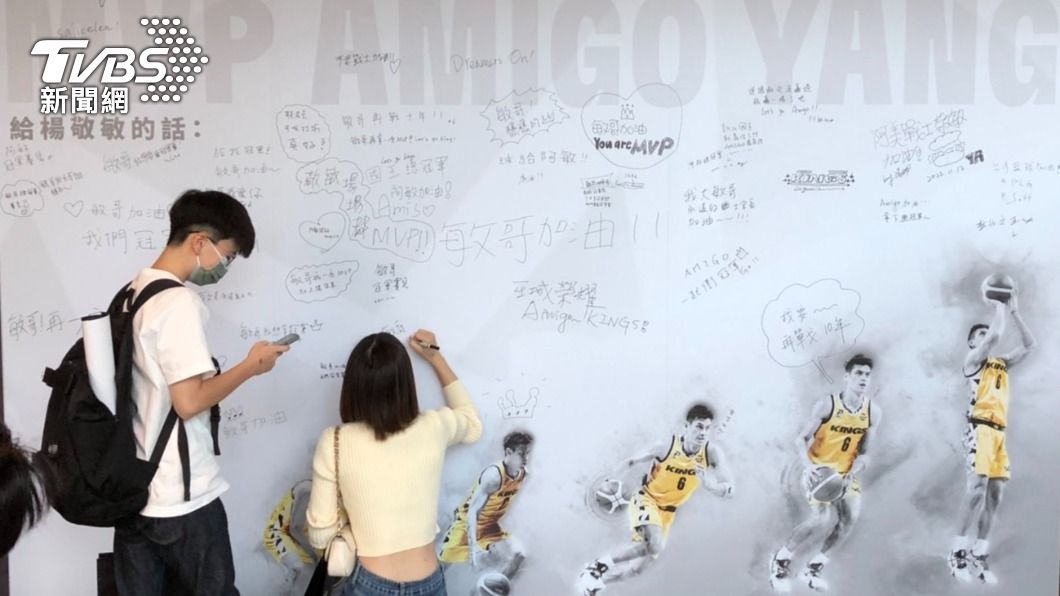 國王隊在球館內增設「 Amigo1:1互動體驗牆」。(圖/TVBS)