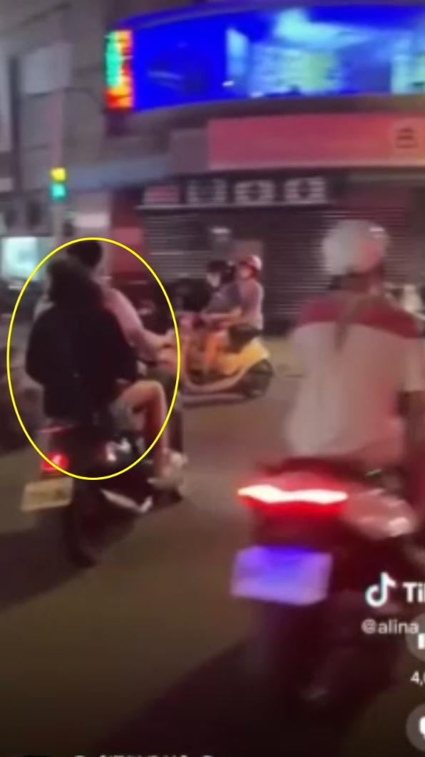 其中一名少年和乘客並未戴安全帽。(圖/翻攝自爆料公社)