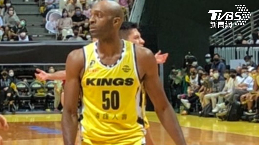 戴維斯(Quincy Davis III)板凳出發貢獻24分8籃板6助攻。(圖/TVBS)