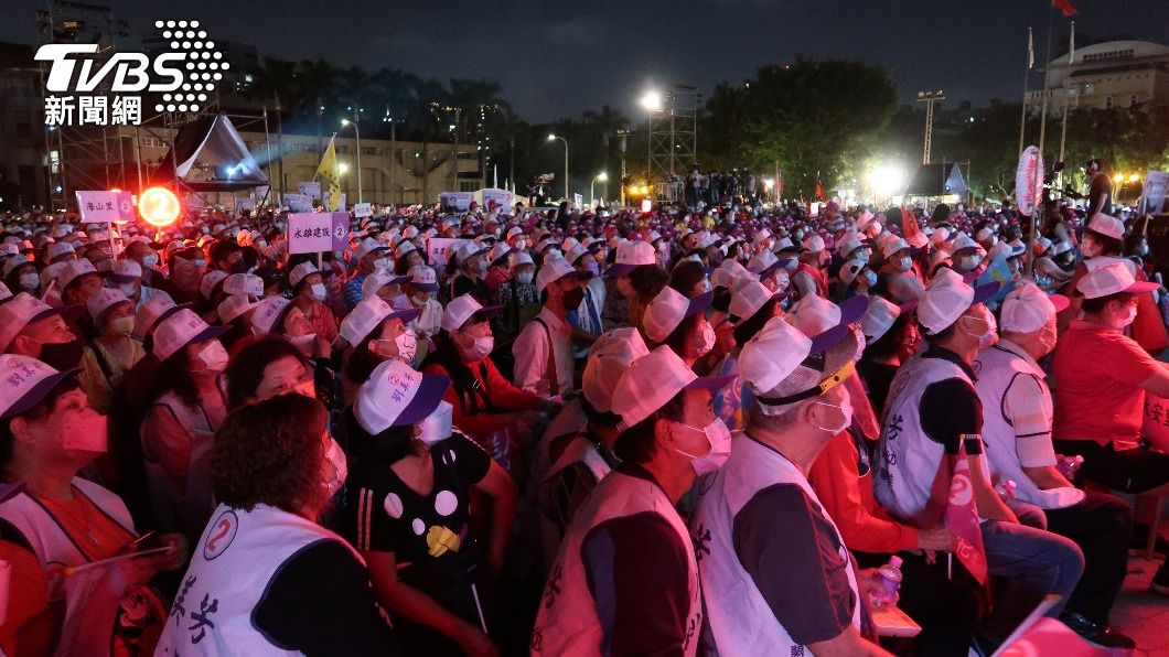 國民黨今晚在新北市板橋主辦「六都聯合造勢」,據主辦單位指出,現場已經超過3萬人。(圖/林至柔攝)