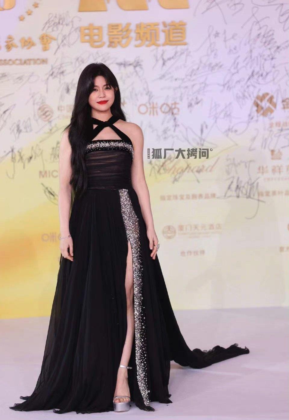 禮服交叉繞脖的設計,讓陳妍希的臉看起來更圓潤。(圖/翻攝自微博)