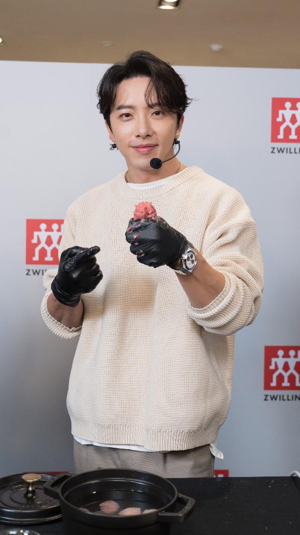坤達當場下廚給粉絲欣賞。(圖/品牌提供)