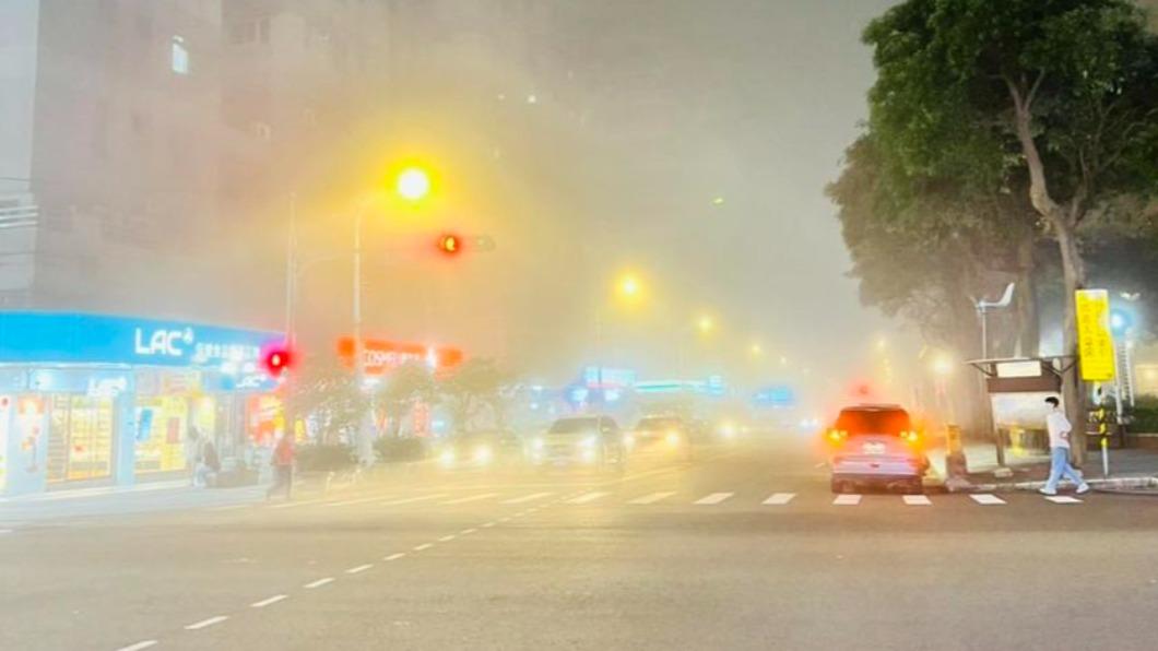 整排車被消失!12縣市濃霧特報 各地苦主狂+1:看嘸路