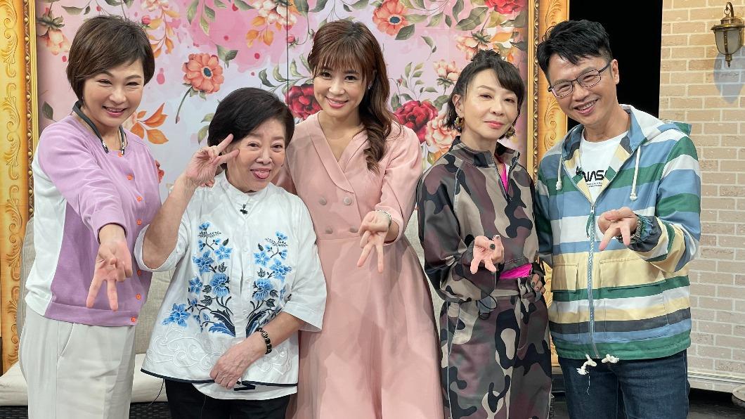 張月麗（左起）、陳淑芳、邱沁宜、范怡文和溫士凱日前上節目。（圖東風衛視提供）