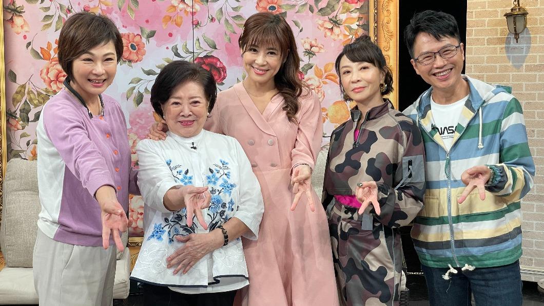 張月麗(左起)、陳淑芳、邱沁宜、范怡文和溫士凱進棚錄影。(圖/東風衛視提供)