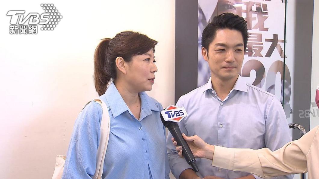 國民黨台北市長候選人蔣萬安與太太石舫亘。(圖/TVBS資料畫面)