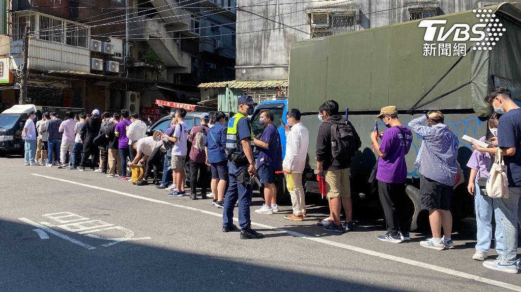 排隊要和陳紫渝拍照的人龍相當壯觀。(圖/周嘉茹攝)