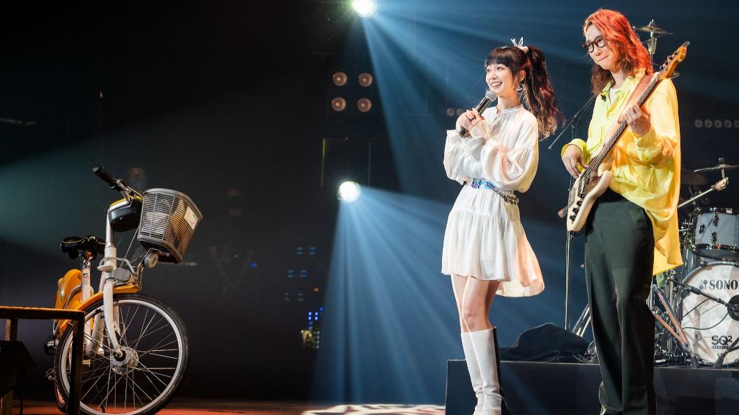 泱泱騎著腳踏車上台,外送蛋糕給宇宙人方Q。(圖/相信音樂提供)