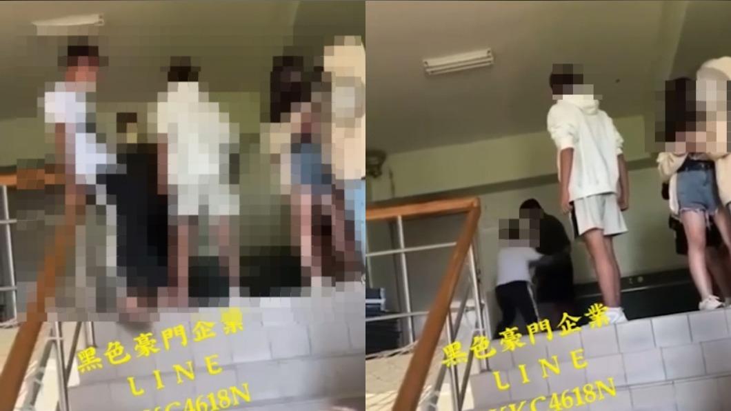 2白衣少年痛毆黑衣少年。(圖/翻攝自黑色豪門企業)