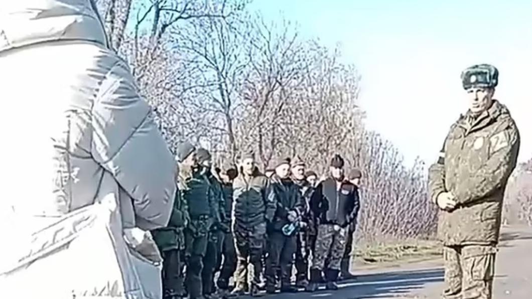 俄媒曝軍眷與指揮官對峙的畫面。(圖/翻攝自Dailymail)