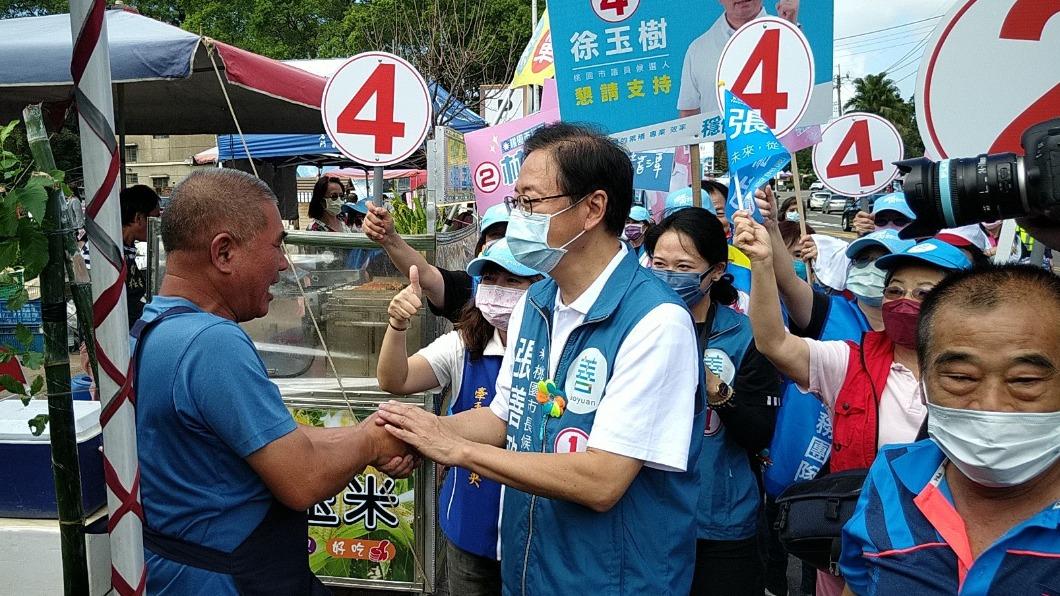 張善政和商家握手。（圖／張善政競辦提供）