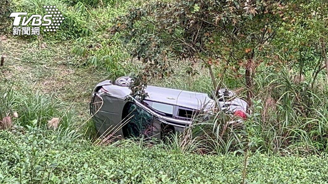 返娘家小路會車！倒車不慎　一家四口翻覆墜20米茶園
