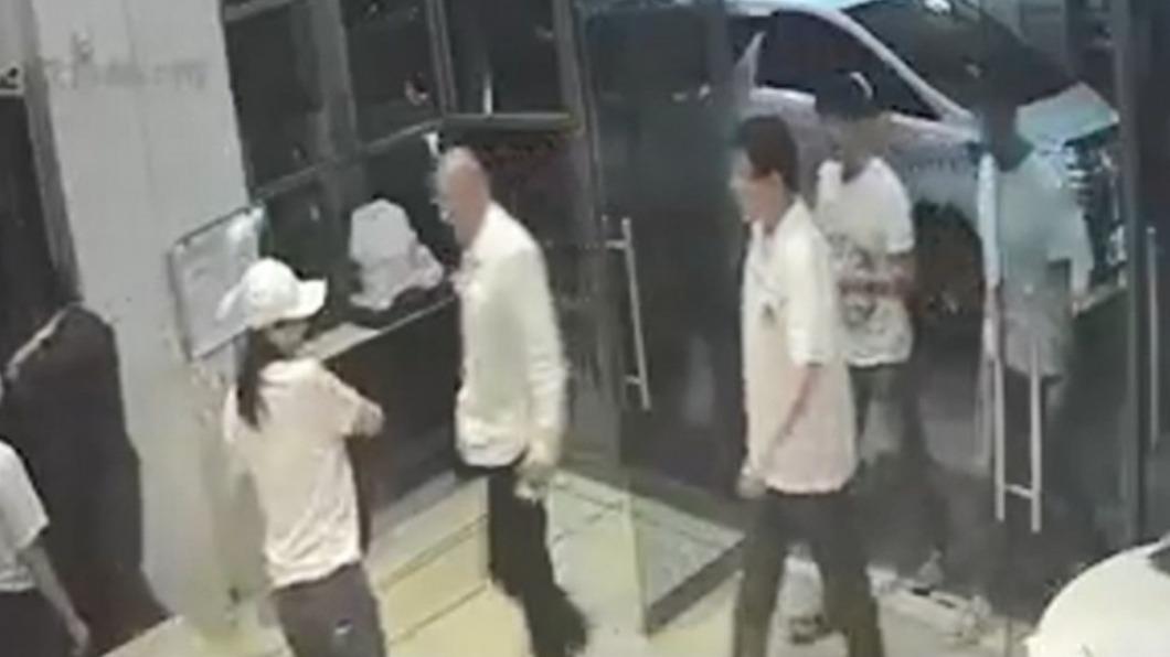 警政署查出戴著鴨舌帽的女子為簡姓富商妻子。（圖／翻攝Facebook台灣公益揭弊暨吹哨者保護協會）
