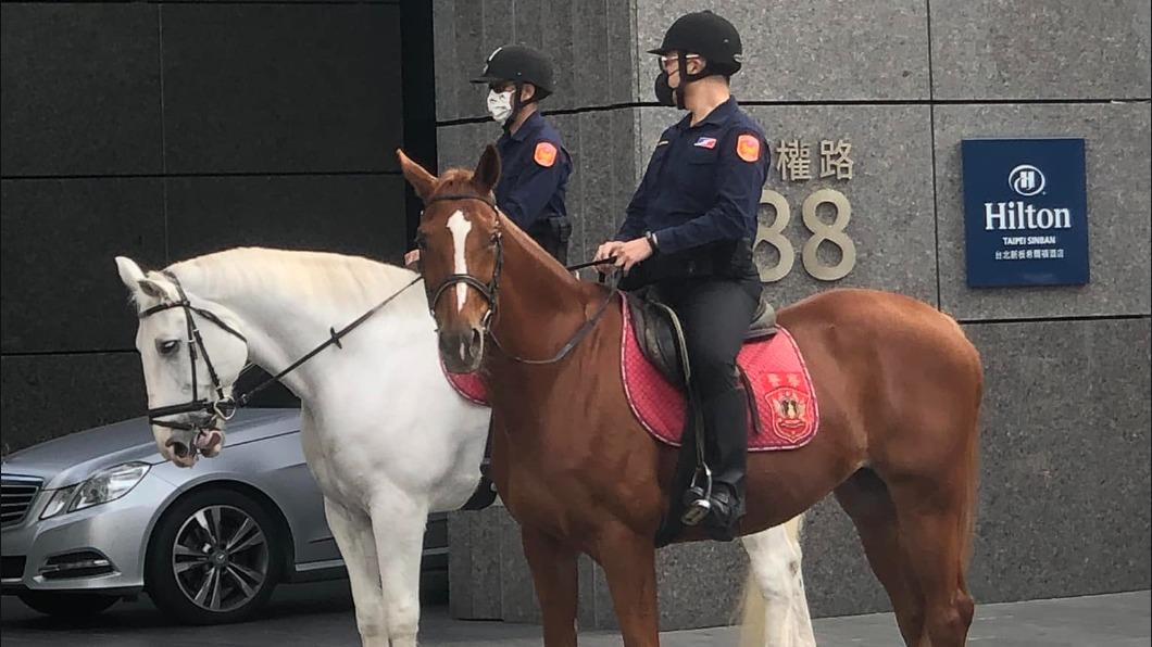 這台太帥!板橋警「騎法拉利」巡邏 網驚:彷彿置身歐洲