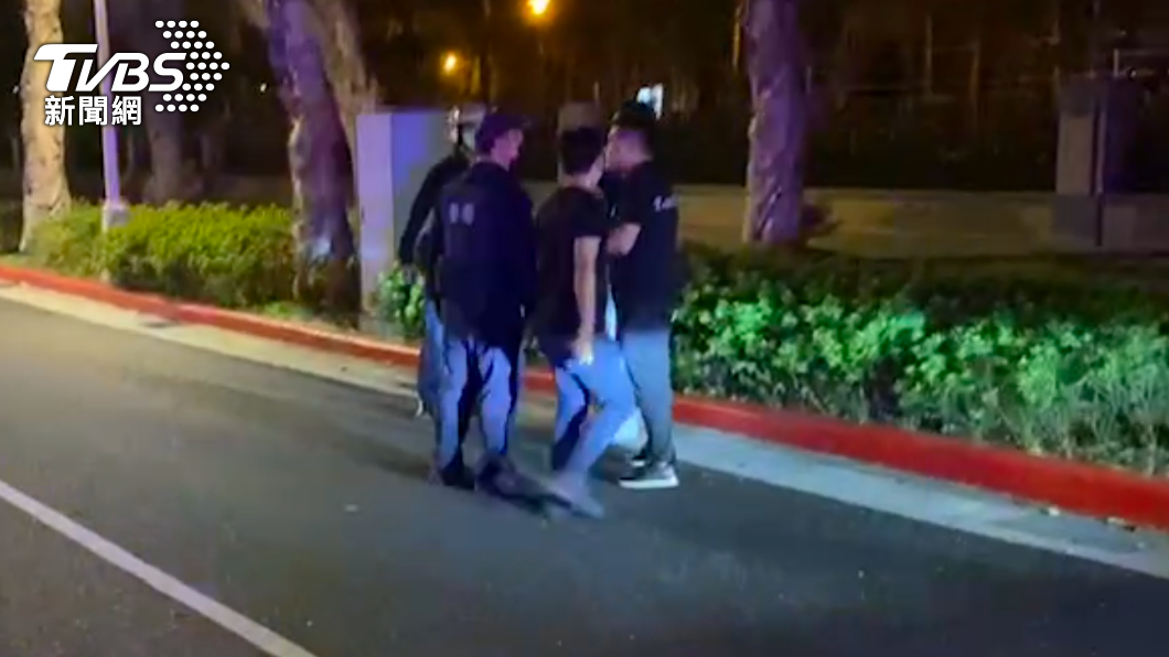 黑衣人與員警起衝突。(圖/TVBS)