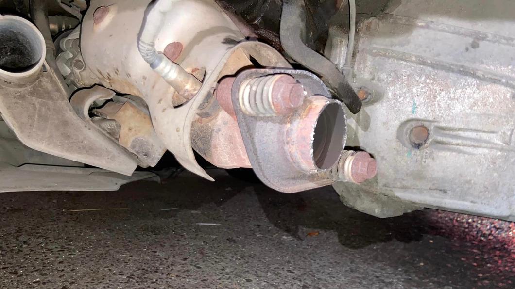 正對監視器沒在怕!小偷路邊狠鋸車「破萬零件」 網:行之有年