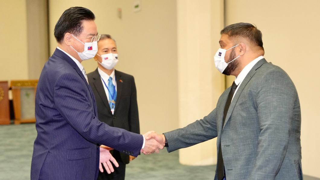 友邦抵台!諾魯共和國總統昆洛斯「率團參訪」 吳釗燮親接機