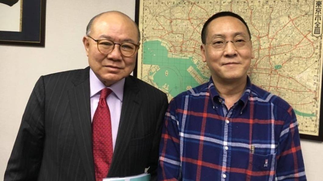 龍宗瀚（右）曾加入資深大律師清洪的Chambers，與胡國興（左）合照。（圖／翻攝自胡國興臉書）